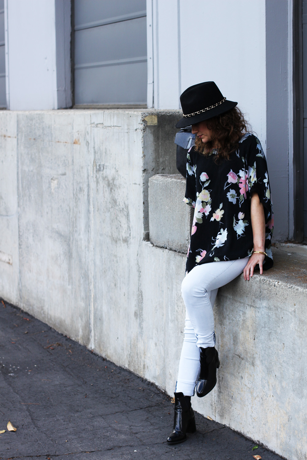 vintage style floral blouse with rag & bone jeans and Zara boots on undeniablestyle.com
